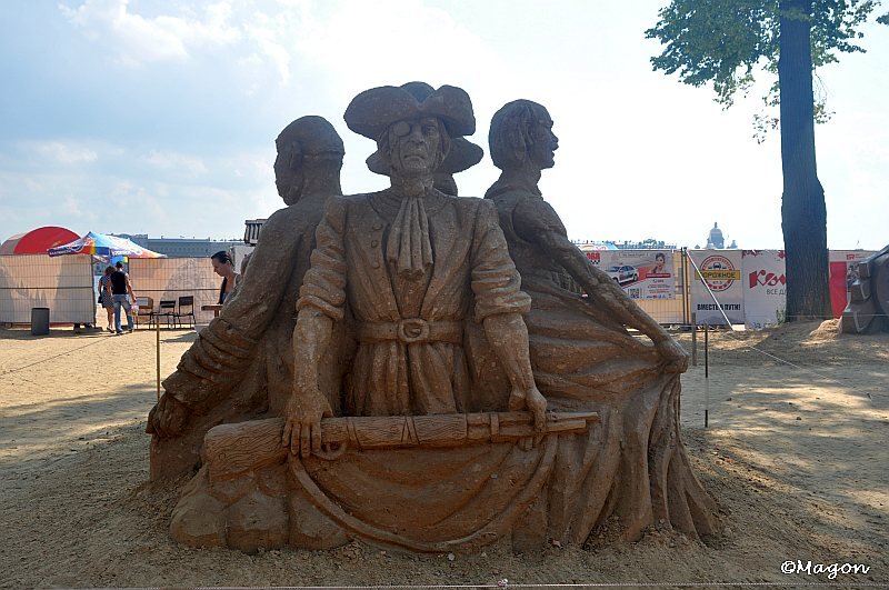 Sand Festival в Москве: песчаная скульптура с трёх фигурами и ружьём